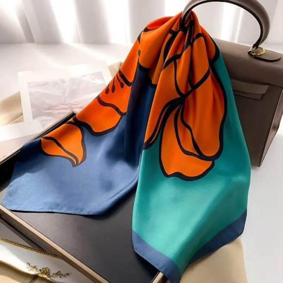 New! Lovely Square  print  scarf - Picture 4 of 9